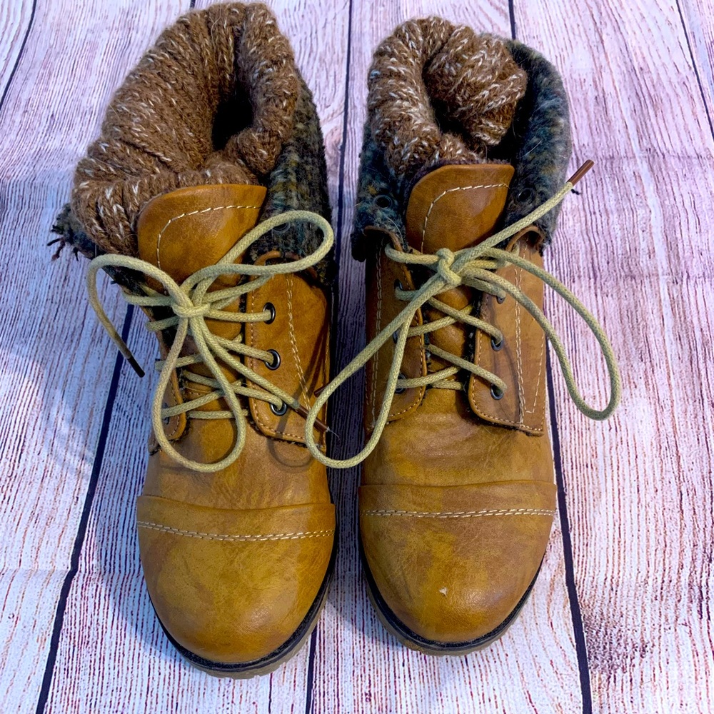 Women’s boots, size 6